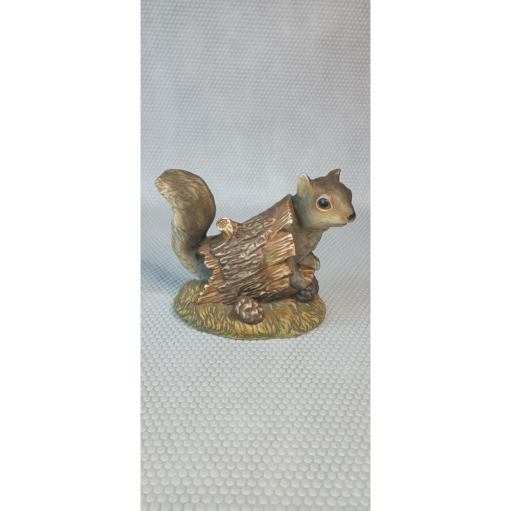 Vintage 1986 Homco Masterpiece Porcelain Squirrel in Log Figurine Mexico 1452